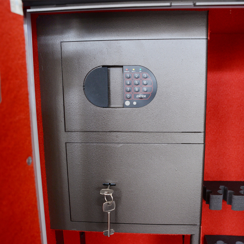 Griffon GD 700 T E GLASS karastatud klaasiga relvakapp vintpüssidele, püstolitele ja laskemoonale