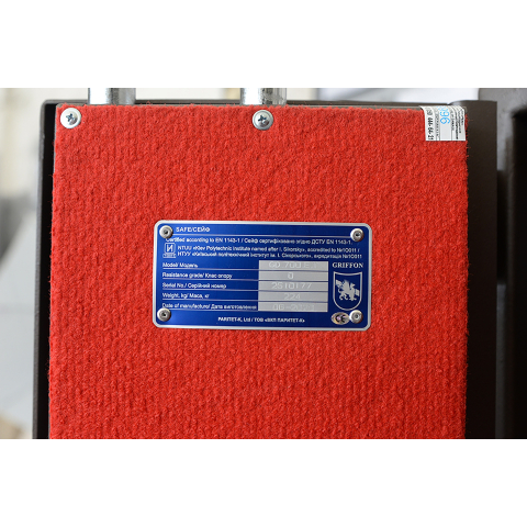 Griffon GD 700 T E GLASS karastatud klaasiga relvakapp vintpüssidele, püstolitele ja laskemoonale